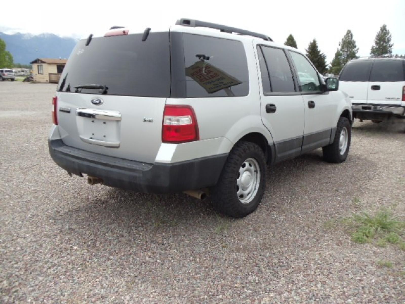 2014 Silver /Gray Ford Expedition XL 4WD (1FMJU1G50EE) with an 5.4L V8 SOHC 16V FFV engine, 6-Speed Automatic transmission, located at 5465 Highway 2 W., Columbia Falls, MT, 59912, (406) 892-4407, 48.352188, -114.240929 - Photo #7