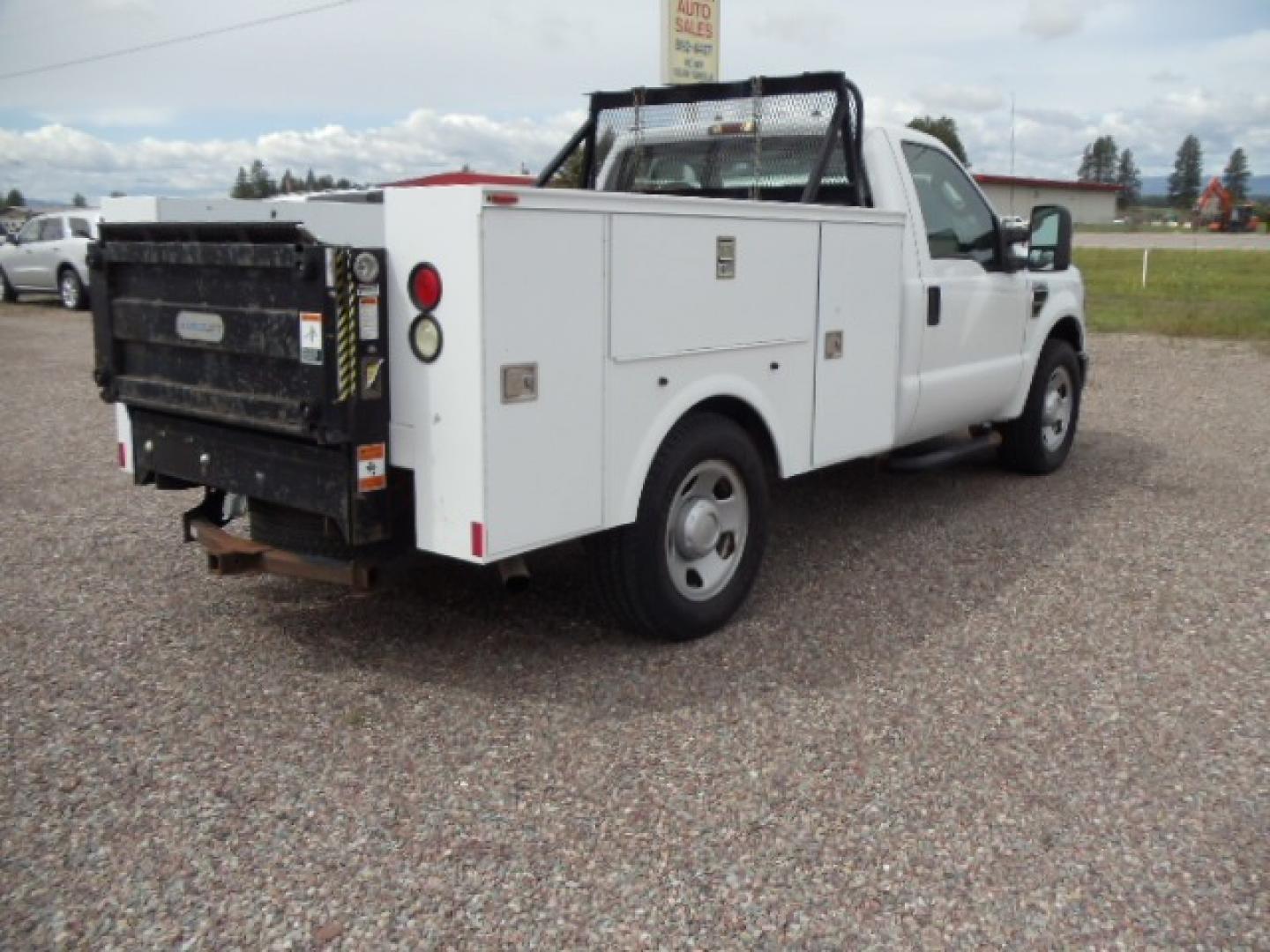 2009 White /Tan Ford F-350 SD XL 2WD (1FDSF30599E) with an 5.4L V8 SOHC 24V engine, Automatic transmission, located at 5465 Highway 2 W., Columbia Falls, MT, 59912, (406) 892-4407, 48.352188, -114.240929 - Photo#8