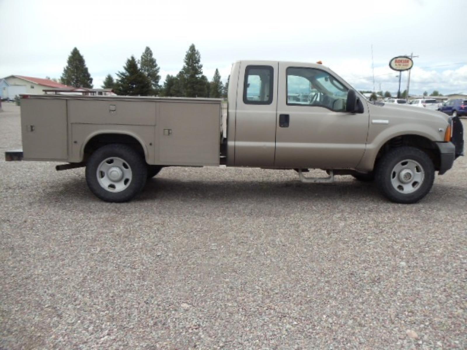 2005 Tan /Tan Ford F-350 SD Lariat SuperCab 4WD (1FDSX35Y05E) with an 6.8L V10 SOHC 30V engine, Automatic transmission, located at 5465 Highway 2 W., Columbia Falls, MT, 59912, (406) 892-4407, 48.352188, -114.240929 - Photo #10