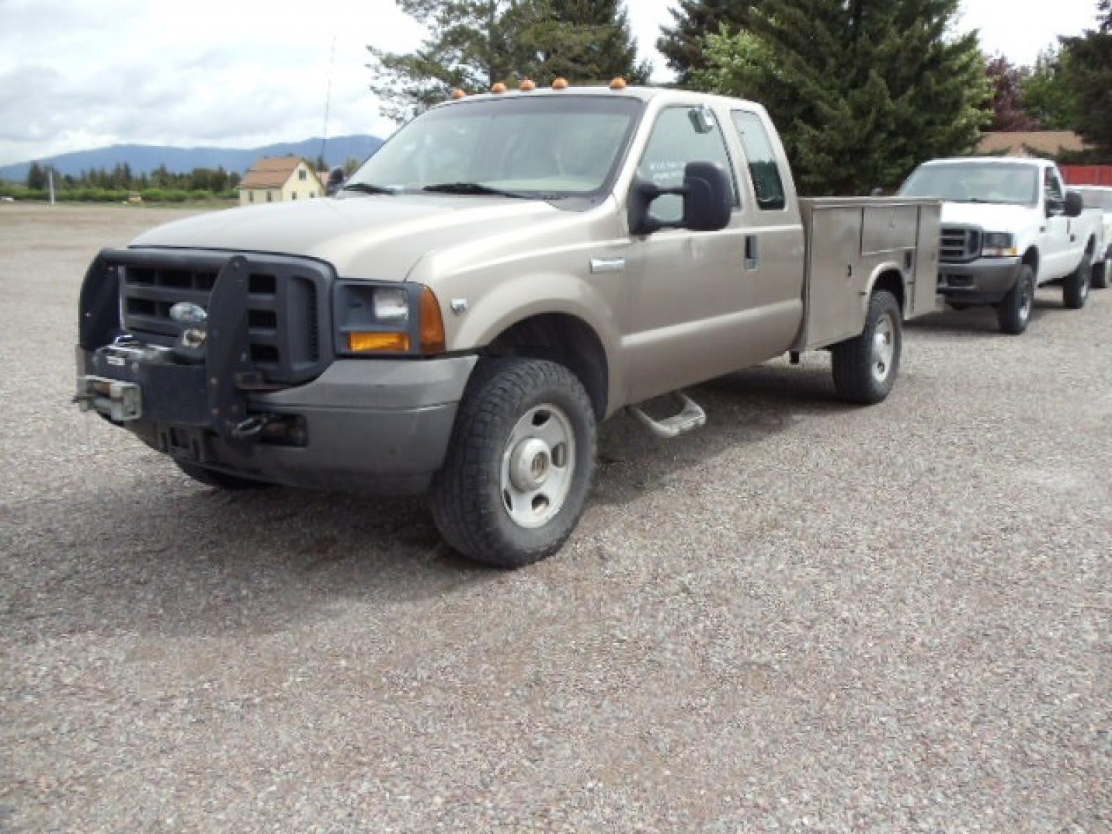 2005 Tan /Tan Ford F-350 SD Lariat SuperCab 4WD (1FDSX35Y05E) with an 6.8L V10 SOHC 30V engine, Automatic transmission, located at 5465 Highway 2 W., Columbia Falls, MT, 59912, (406) 892-4407, 48.352188, -114.240929 - Photo #3