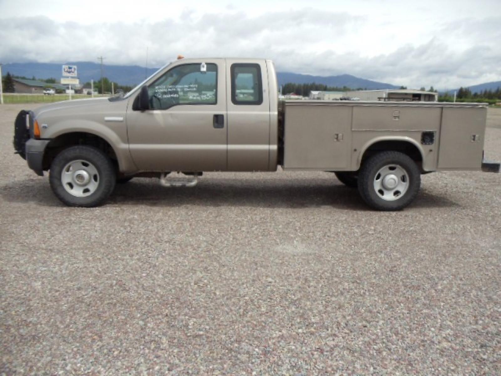 2005 Tan /Tan Ford F-350 SD Lariat SuperCab 4WD (1FDSX35Y05E) with an 6.8L V10 SOHC 30V engine, Automatic transmission, located at 5465 Highway 2 W., Columbia Falls, MT, 59912, (406) 892-4407, 48.352188, -114.240929 - Photo #4