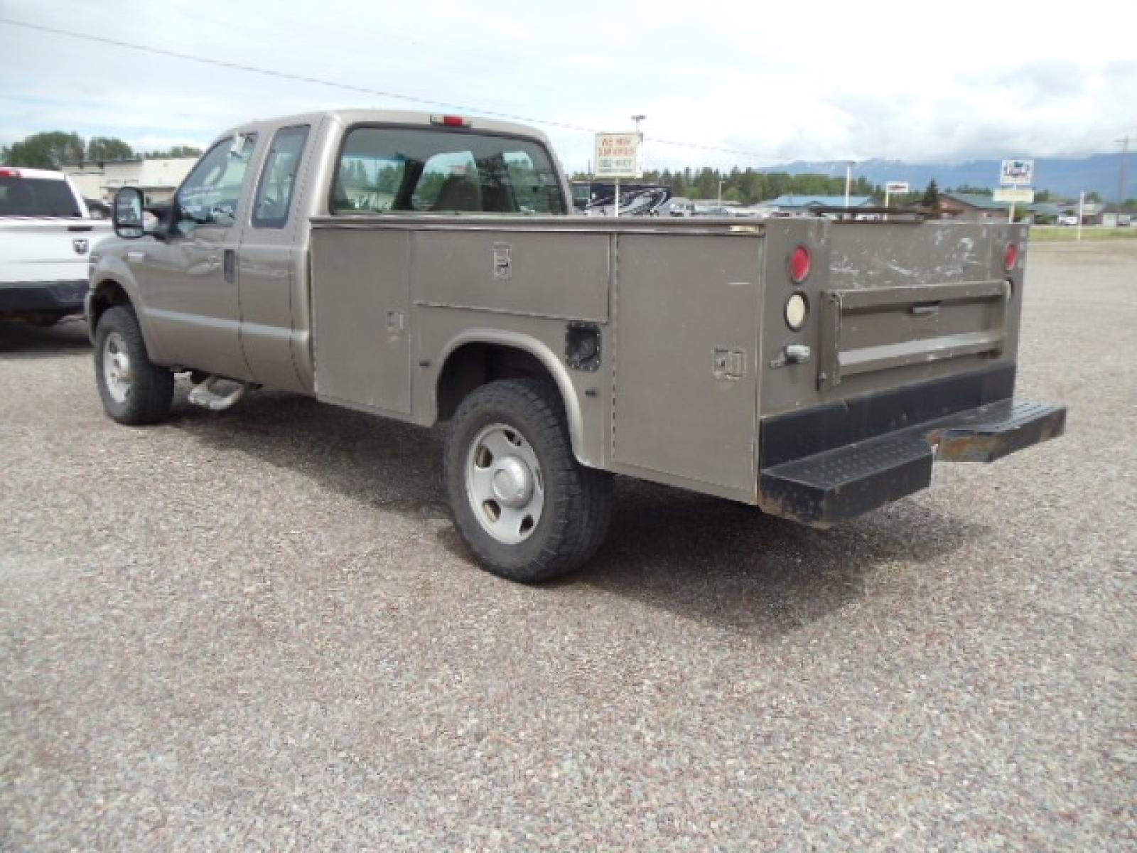 2005 Tan /Tan Ford F-350 SD Lariat SuperCab 4WD (1FDSX35Y05E) with an 6.8L V10 SOHC 30V engine, Automatic transmission, located at 5465 Highway 2 W., Columbia Falls, MT, 59912, (406) 892-4407, 48.352188, -114.240929 - Photo #5