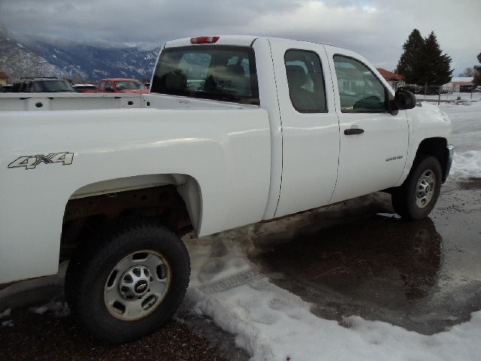 2012 White /Gray Chevrolet Silverado 2500HD Work Truck Ext. Cab 4WD (1GC2KVCG0CZ) with an 6.0L V8 OHV 16V FFV engine, 6-Speed Automatic transmission, located at 5465 Highway 2 W., Columbia Falls, MT, 59912, (406) 892-4407, 48.352188, -114.240929 - This truck was previously owned by the federal government so it has been well maintained and taken care of. This truck is very clean inside and out with good tires and low miles. This is the quad door short box with the 6.0L V8 gas motor. - Photo #9