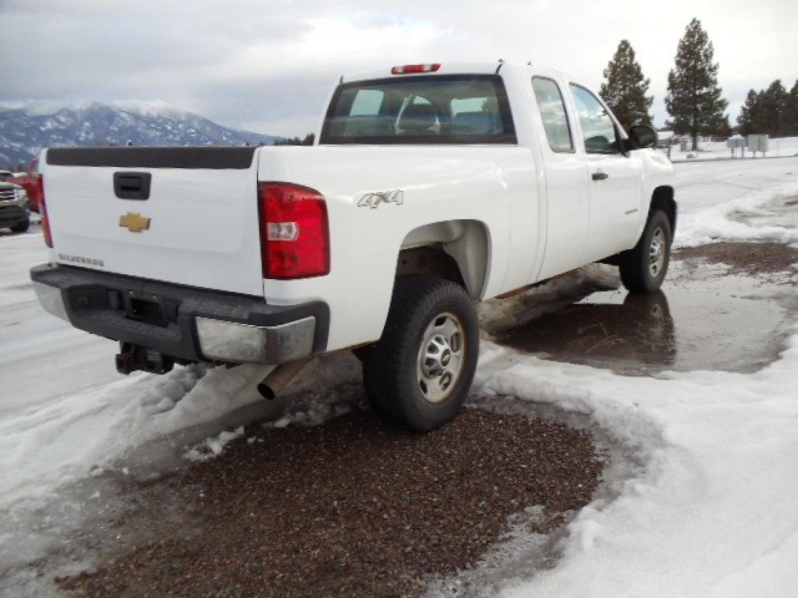 2012 White /Gray Chevrolet Silverado 2500HD Work Truck Ext. Cab 4WD (1GC2KVCG0CZ) with an 6.0L V8 OHV 16V FFV engine, 6-Speed Automatic transmission, located at 5465 Highway 2 W., Columbia Falls, MT, 59912, (406) 892-4407, 48.352188, -114.240929 - This truck was previously owned by the federal government so it has been well maintained and taken care of. This truck is very clean inside and out with good tires and low miles. This is the quad door short box with the 6.0L V8 gas motor. - Photo #8