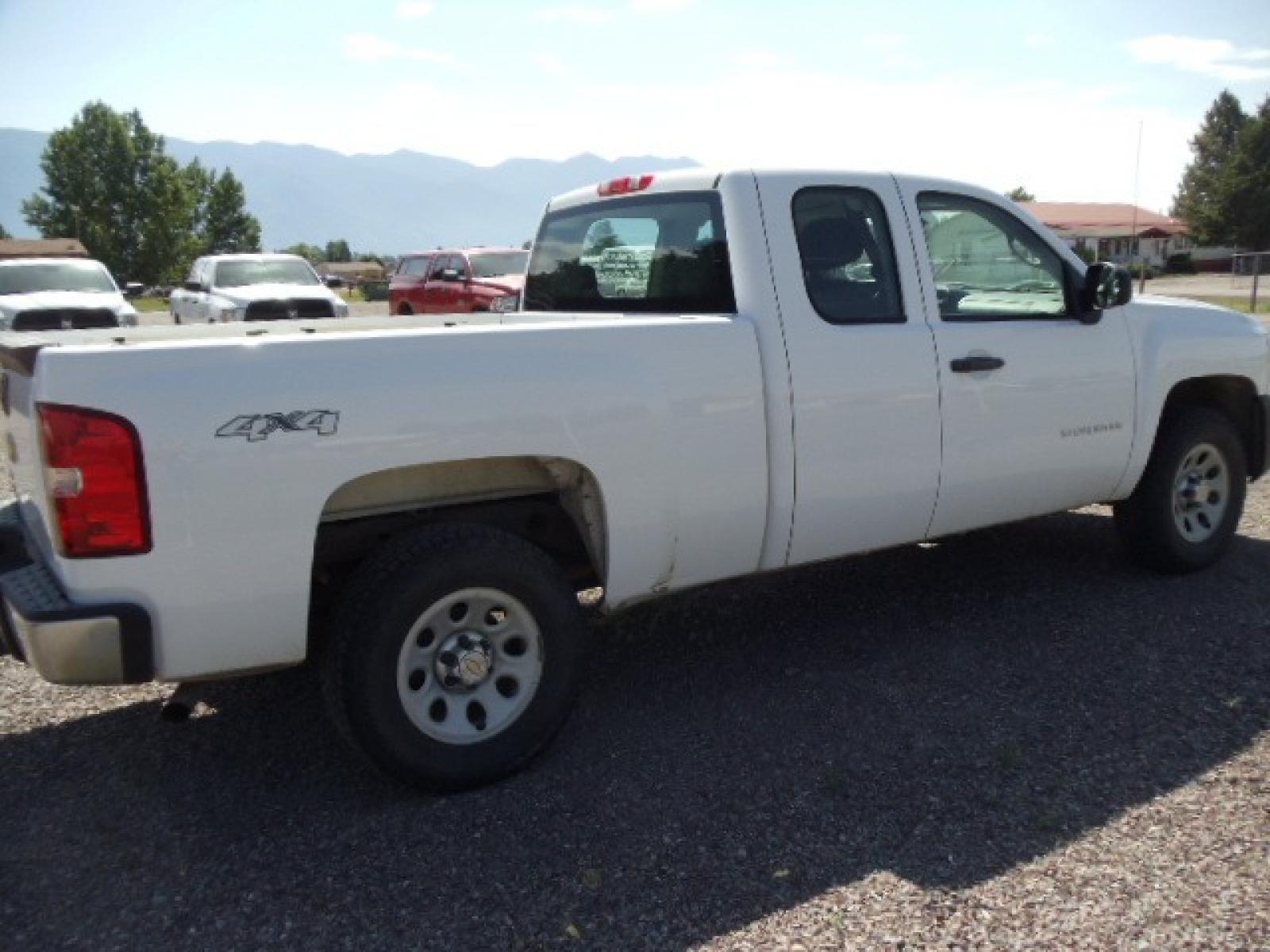 2012 White /Grey Chevrolet Silverado 1500 Work Truck Ext. Cab 4WD (1GCRKPE75CZ) with an 5.3L V8 OHV 16V FFV engine, 4-Speed Automatic transmission, located at 5465 Highway 2 W., Columbia Falls, MT, 59912, (406) 892-4407, 48.352188, -114.240929 - Photo #9