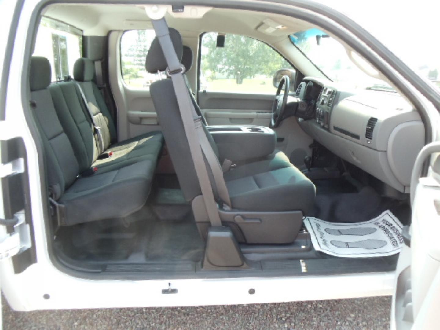 2013 White /Gray Chevrolet Silverado 1500 Work Truck Ext. Cab 4WD (1GCRKPE77DZ) with an 5.3L V8 OHV 16V FFV engine, Automatic transmission, located at 5465 Highway 2 W., Columbia Falls, MT, 59912, (406) 892-4407, 48.352188, -114.240929 - Photo#12