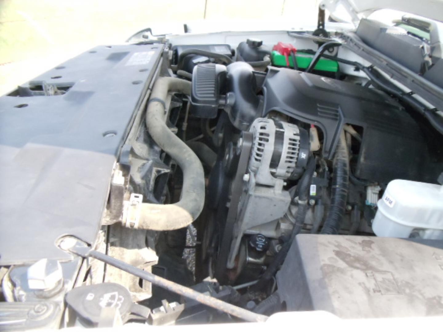 2013 White /Gray Chevrolet Silverado 1500 Work Truck Ext. Cab 4WD (1GCRKPE77DZ) with an 5.3L V8 OHV 16V FFV engine, Automatic transmission, located at 5465 Highway 2 W., Columbia Falls, MT, 59912, (406) 892-4407, 48.352188, -114.240929 - Photo#25