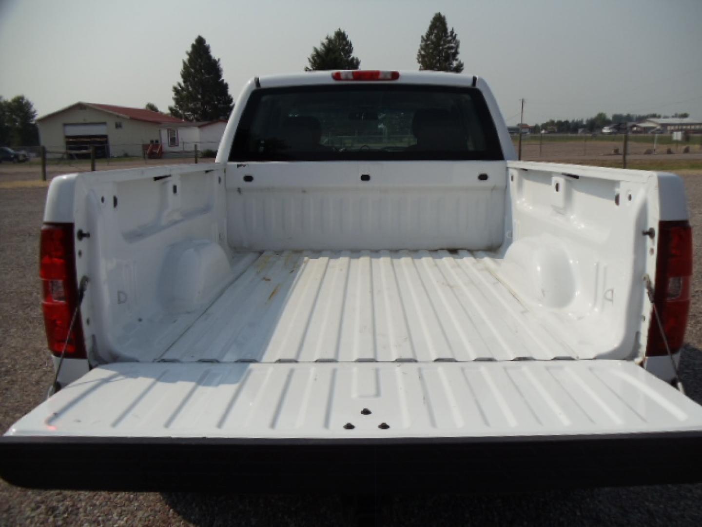 2013 White /Gray Chevrolet Silverado 1500 Work Truck Ext. Cab 4WD (1GCRKPE77DZ) with an 5.3L V8 OHV 16V FFV engine, Automatic transmission, located at 5465 Highway 2 W., Columbia Falls, MT, 59912, (406) 892-4407, 48.352188, -114.240929 - Photo#7