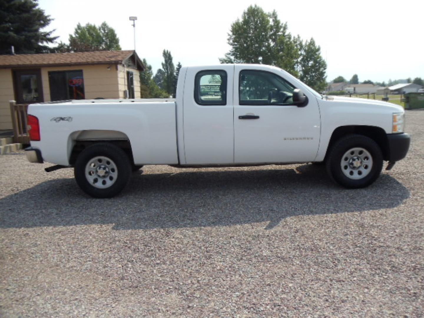 2013 White /Gray Chevrolet Silverado 1500 Work Truck Ext. Cab 4WD (1GCRKPE77DZ) with an 5.3L V8 OHV 16V FFV engine, Automatic transmission, located at 5465 Highway 2 W., Columbia Falls, MT, 59912, (406) 892-4407, 48.352188, -114.240929 - Photo#9