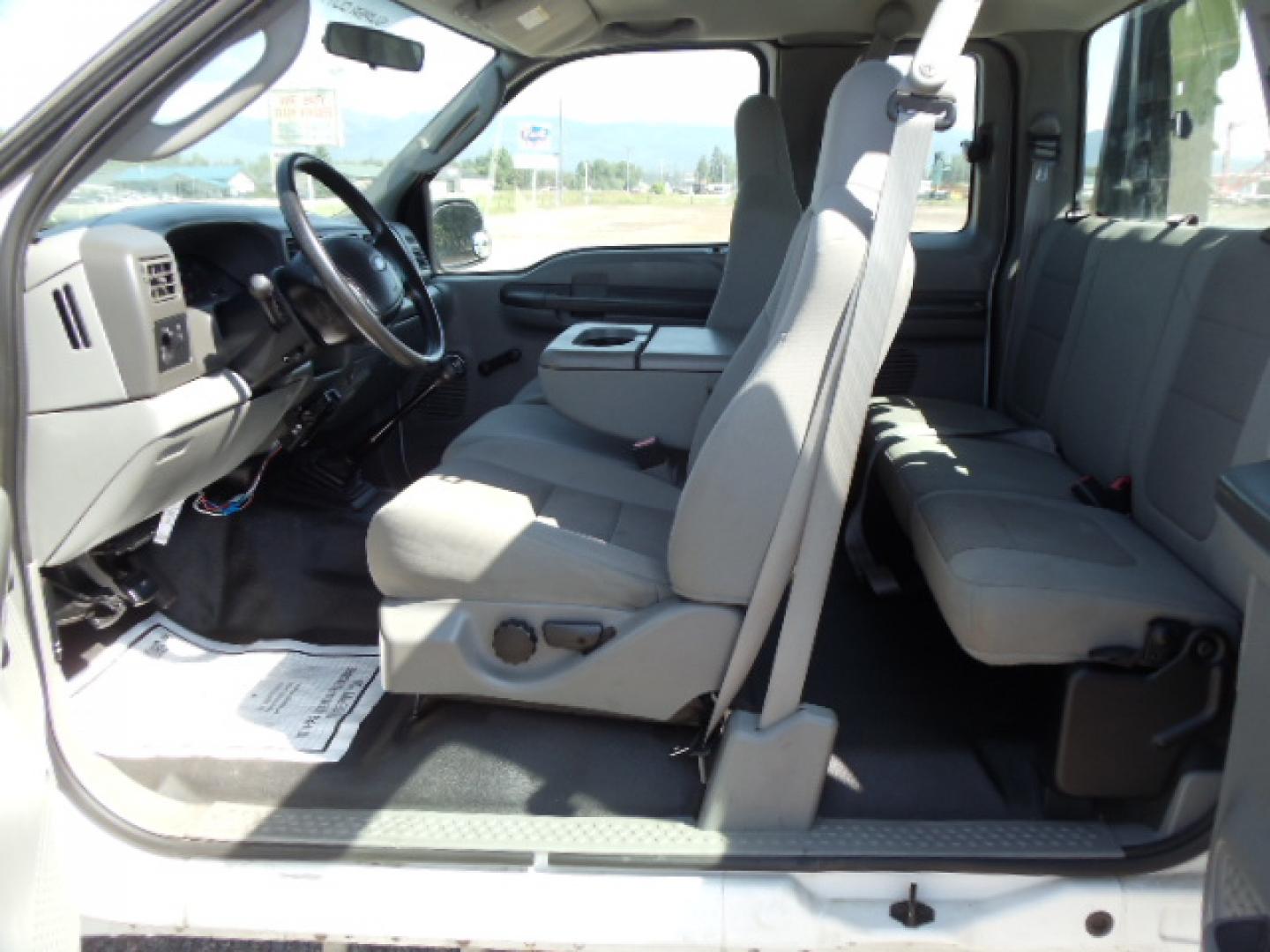 2004 Ford F-350 SD XL (1FTSX31P44E) with an 6.0L V8 OHV 32V TURBO DIESEL engine, 6 Speed Manual transmission, located at 5465 Highway 2 W., Columbia Falls, MT, 59912, (406) 892-4407, 48.352188, -114.240929 - Photo#15