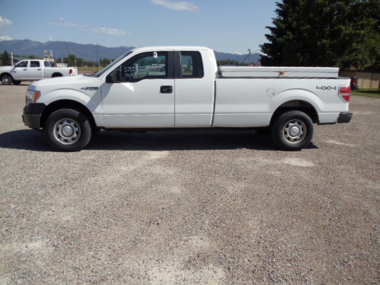 2012 White /Gray Ford F-150 XL (1FTFX1EF6CK) with an 5.0L V8 engine, 6-Speed Automatic transmission, located at 5465 Highway 2 W., Columbia Falls, MT, 59912, (406) 892-4407, 48.352188, -114.240929 - Photo#3