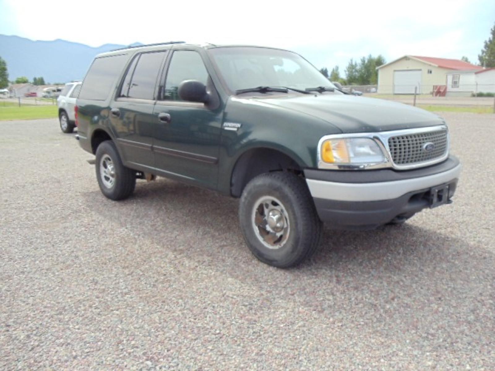 2001 Green /Silver Ford Expedition XL (1FMPU16L51L) with an 5.4LV8 engine, 4-speed electronically-controlled automatic transmission w/OD transmission, located at 5465 Highway 2 W., Columbia Falls, MT, 59912, (406) 892-4407, 48.352188, -114.240929 - 5.4LV8,Automatic,6 Passenger, Loaded, Power Seat Drivers - Photo #0